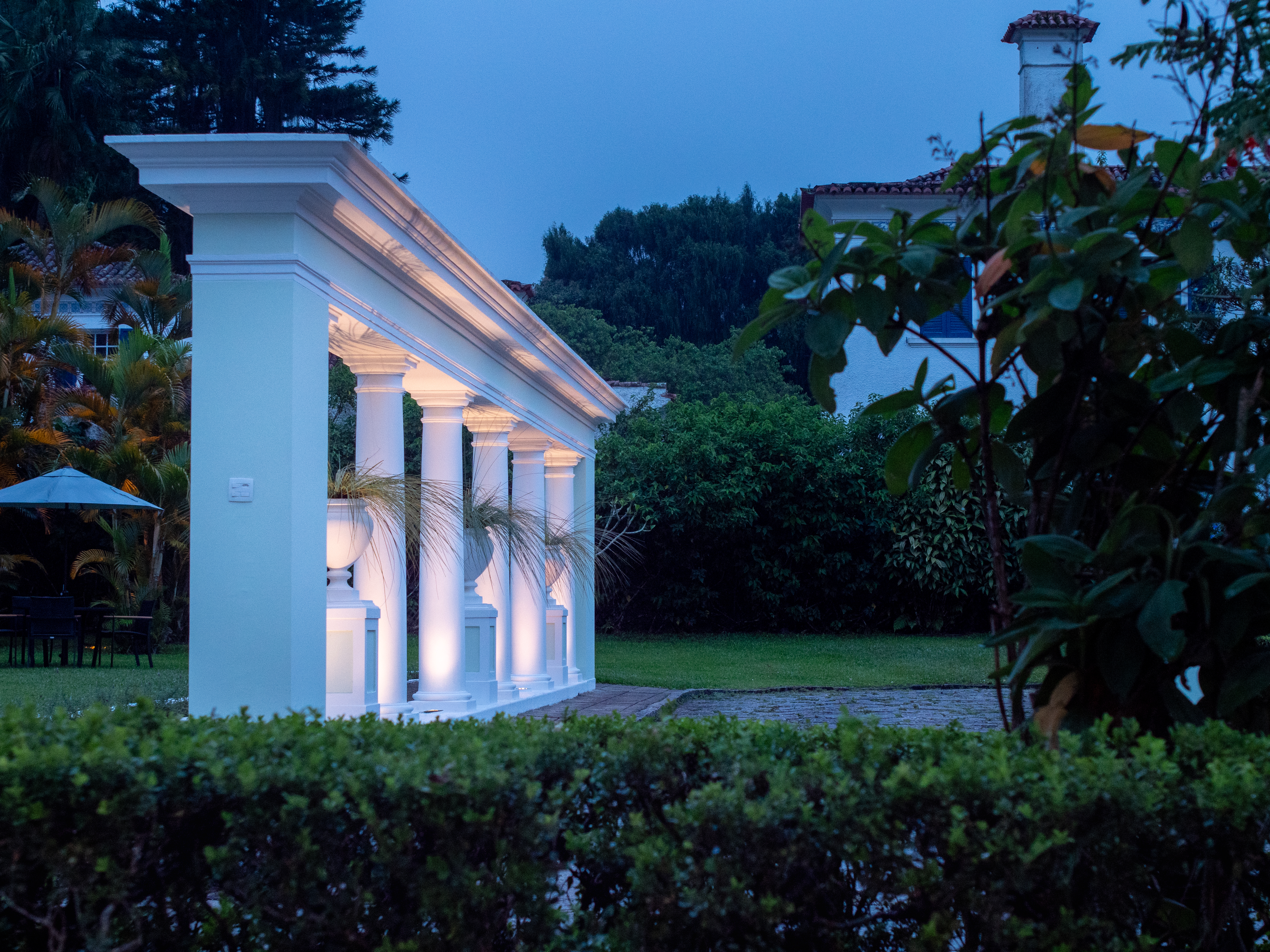 Hotel Solar do Império — salão principal com interiores preservados e iluminação moderna